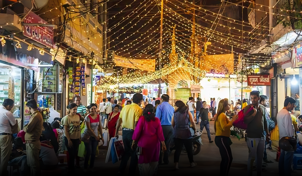 Why Do Travelers and Locals Love Sarafa Bazar Indore?